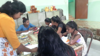unsere Hauslehrerin Hansika unterstützt die Mädchen im Chathura-Kinderheim bei den Hausaufgaben.