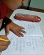 Video - das Schreiben der Singhalesischen Schrift muss geübt werden. Unsere Heimmutter Vinitha hilft im Chathura-Kinderheim beim Lernen. 