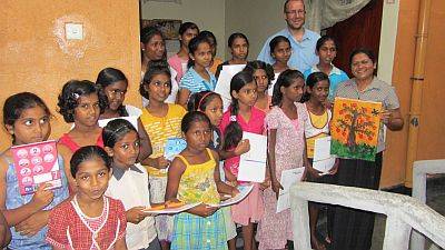 Vertreter der Schuelerfirma AJANTHA besuchen das Chathura-Kinderheim in Sri Lanka 