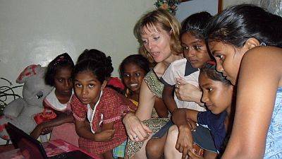 Vertreter der Schuelerfirma AJANTHA besuchen das Chathura-Kinderheim in Sri Lanka 