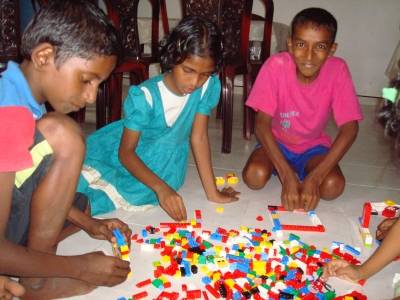 Legosteine von Familie Nau fuer die Kinder im Chathura-Kinderheim in Sri Lanka