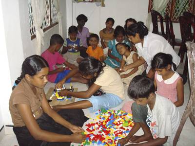 Legosteine von Familie Nau fuer die Kinder im Chathura-Kinderheim in Sri Lanka