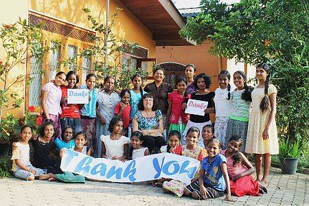 Unsere Maedchen im Chathura-Kinderheim in Sri Lanka bedanken sich fuer die Spende. 