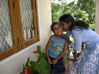 Dulani kommt 2009 als zweite Betreuerin ins Chathura-Kinderheim in Sri Lanka