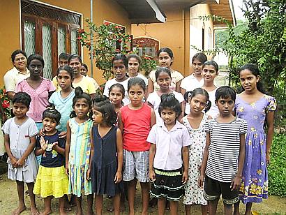 unsere Heimfamilie im Chathura-Kinderheim freut sich ueber die Renovierungen