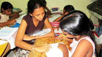 Kalpani, die neue Lehrerin, kommt ins Chathura-Kinderheim in Sri Lanka