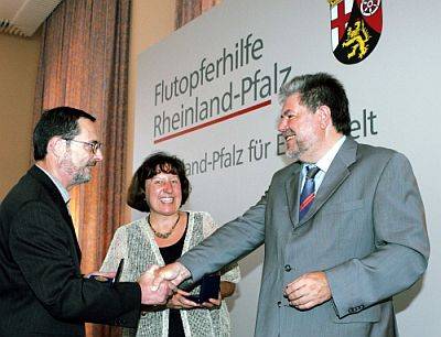 Verleihung der Ehrenmedaille des Landes Rheinland-Pfalz im Juli 2005 durch Ministerpraesident Beck fuer unser Kinderhilfsprojekt in Sri Lanka