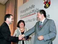 Verleihung der Ehrenmedaille des Landes Rheinland-Pfalz im Juli 2005 durch Ministerpräsident Beck für unser Kinderhilfsprojekt in Sri Lanka