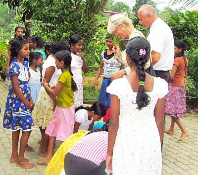 der Deutsche Botschafter, Dr.Juergen Morhard, besucht das Chathura-Kinderheim in Sri Lanka