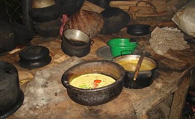 Kochen unter einfachsten Bedingungen in einer Hütte in Sri Lanka 