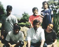 Amaratungas Familie -- hintere Reihe von links: Paethum, Dilu und Sanju, davor sitzend von links: Dimuthu, Amaratunga und Kumari 