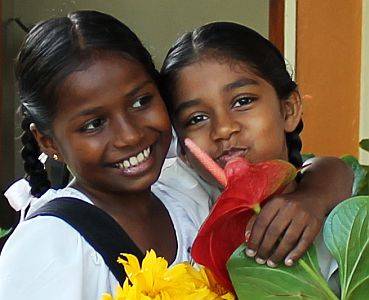 Iresha und Tharushi freuen sich, dass sie im Chathura-Kinderheim leben duerfen 